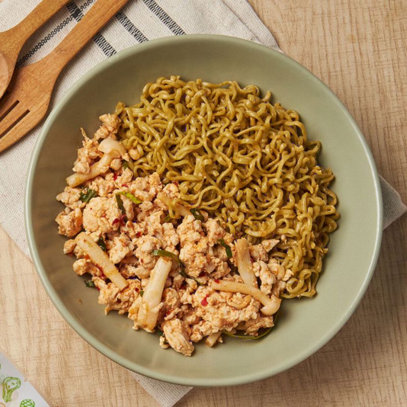 บะหมี่ผักต้มยำน้ำข้นไก่สับ